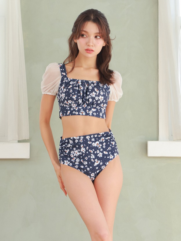 NEW ARRIVALS‼︎ . 大人気の大人花柄ビキニ✨ 美シルエットに